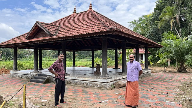 പടയണി പരിശീലനം നടക്കുന്ന കളരിക്കു മുന്നിൽ കടമ്മനിട്ട രഘുകുമാറും കെആർ രഞ്ജിത്തും
