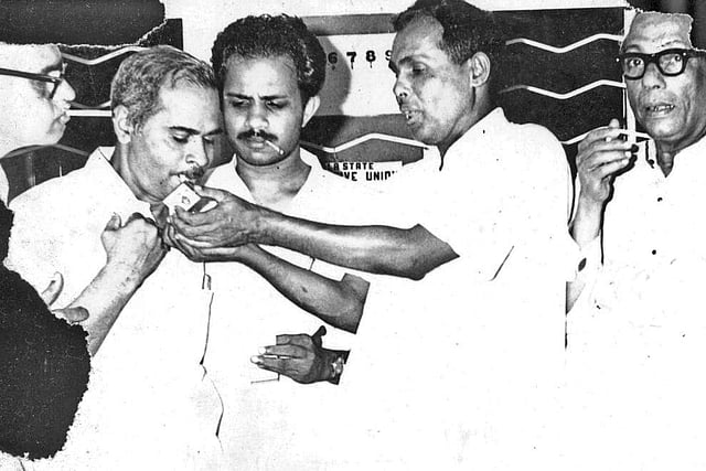 വൈലോപ്പിള്ളിക്കും തകഴിക്കുമൊപ്പം എംടി/ ഫോട്ടോ: പുനലൂർ രാജൻ
