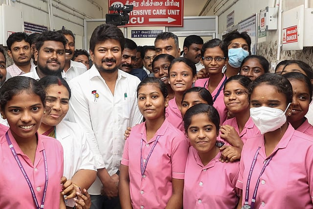 തെങ്കാശിയിൽ ആരോഗ്യ പ്രവർത്തകർക്കൊപ്പം ഉദയനിധി സ്റ്റാലിൻ