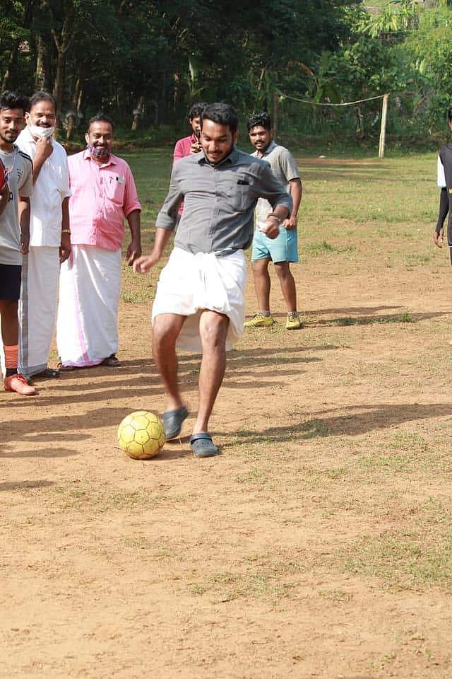 ഫുട്ബോൾ കളിക്കുന്ന ജെയ്ക് സി തോമസ്