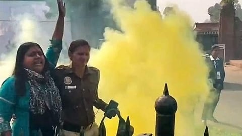 പാർലമെന്‍റ്  പുക ആക്രമണം