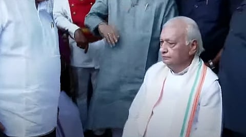 എസ്എഫ്‌ഐ പ്രതിഷേധത്തിന് പിന്നാലെ റോഡിയില്‍ കുത്തിയിരിക്കുന്ന ഗവര്‍ണര്‍
