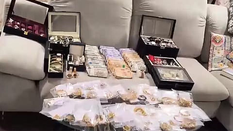 തെലങ്കാനയിലെ ഉന്നത ഉദ്യോഗസ്ഥന്റെ വീട്ടില്‍ നിന്ന് കണ്ടെത്തിയ വസ്തുവകകള്‍
