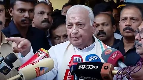 ഗവര്‍ണര്‍ കൊല്ലത്ത് മാധ്യമങ്ങളെ കാണുന്നു
