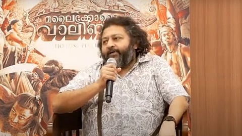 ലിജോ ജോസ് പെല്ലിശ്ശേരി വാര്‍ത്താ സമ്മേളനത്തിനിടെ