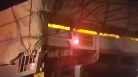 അപകടത്തിൽപ്പെട്ട ലോറി