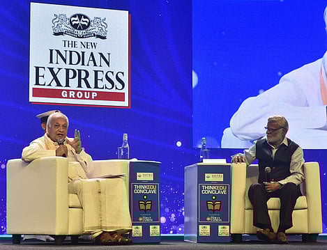  തിങ്ക് എഡ്യൂ കോണ്‍ക്ലേവില്‍ ദി ന്യൂ ഇന്ത്യന്‍ എക്‌സ്പ്രസ് എഡിറ്റോറിയല്‍ ഡയറക്ടര്‍ പ്രഭു ചൗളയുമായി ഗവര്‍ണര്‍ ആരിഫ് മുഹമ്മദ് ഖാന്‍ സംസാരിക്കുന്നു
