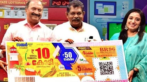  സമ്മർ ബമ്പർ ഭാഗ്യക്കുറി പ്രകാശനം ചെയ്യുന്ന ചടങ്ങ്