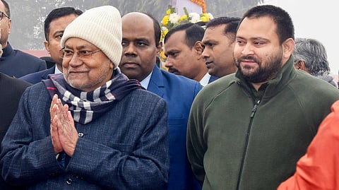 ബിഹാര്‍ മുഖ്യമന്ത്രി നിതീഷ് കുമാറും ഉപമുഖ്യമന്ത്രി തേജസ്വി യാദവും എഴുപത്തിയഞ്ചാം റിപ്പബ്ലിക് ദിനാഘോഷത്തിനിടെ പട്‌നയിലെ ഗാന്ധി മൈതാനിയിൽ