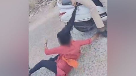 വനിതാ പൊലീസുകാര്‍ വിദ്യാര്‍ഥിനിയുടെ മുടിക്ക് പിടിച്ച് വലിക്കുന്ന ദൃശ്യം
