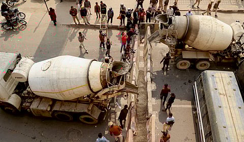 ഡല്‍ഹി ചലോ മാര്‍ച്ചിന്റെ ഭാഗമായി ഗാസിപ്പൂര്‍ അതിര്‍ത്തിയില്‍ ബാരിക്കേഡുകള്‍ സ്ഥാപിക്കുന്നു
