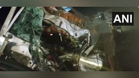 ബസും ട്രക്കും കൂട്ടിയിടിച്ച് നെല്ലൂരില്‍ ആറ് പേര്‍ മരിച്ചു; 20 പേര്‍ക്ക് പരിക്ക് 