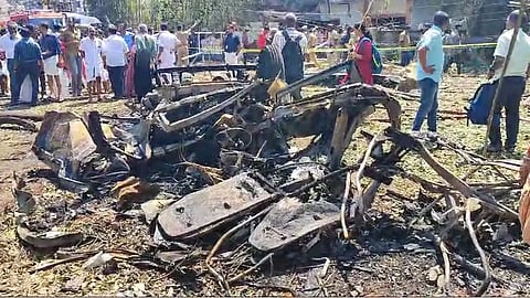 സ്ഫോടനത്തിൽ വാഹനം തകർന്ന നിലയിൽ