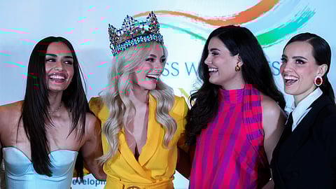 നിലവിലെ ലോകസുന്ദരി കരോളിന ബിലാവ്സ്ക മുൻ ലോകസുന്ദരിമാരായ മാനുഷി ചില്ലാർ, സ്റ്റെഫാനി ഡെൽവല്ലെ എന്നിവർക്കൊപ്പം