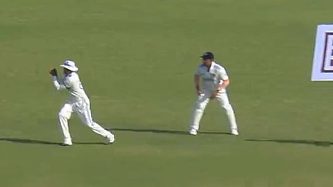 ജോ റൂട്ടിനെ ക്യാച്ചിലൂടെ പുറത്താക്കുന്ന യശസ്വി ജയ്‌സ്വാള്‍ 

