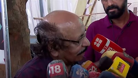 സച്ചിദാനന്ദന്‍ മാധ്യമങ്ങളോടു സംസാരിക്കുന്നു