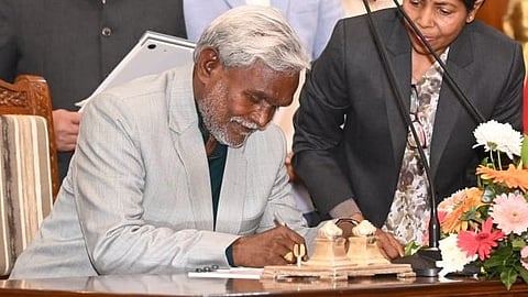 മുഖ്യമന്ത്രിയായി സത്യപ്രതിജ്ഞ ചെയ്ത ശേഷം ചംപയ് സോറന്‍

