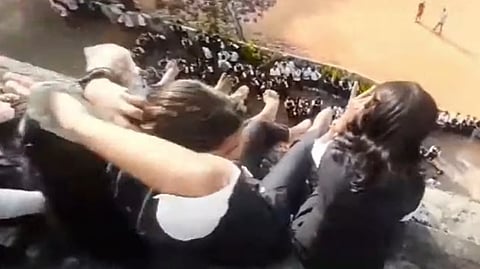 കെട്ടിടത്തിന് മുകളില്‍ കയറി വിദ്യാര്‍ഥികളുടെ ആത്മഹത്യാ ഭീഷണി