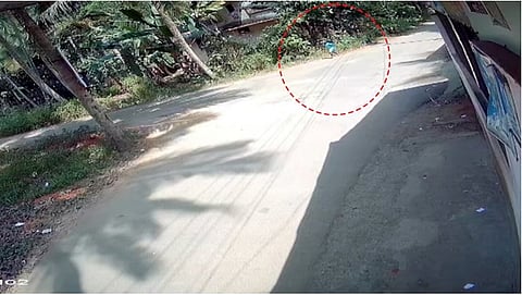 ഡേ കെയറില്‍ നിന്നും കുട്ടി ഒറ്റയ്ക്ക് ഓടി വരുന്ന സിസിടിവി ദൃശ്യം