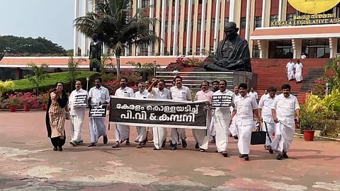 പ്രതിപക്ഷം സഭയ്ക്ക് പുറത്ത് പ്രതിഷേധിക്കുന്നു