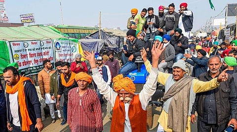 ഡല്‍ഹി ചലോ മാര്‍ച്ചിനിടെ ട്രാക്ടര്‍ ഓടിച്ച് പ്രതിഷേധിക്കുന്ന കര്‍ഷകര്‍/ 