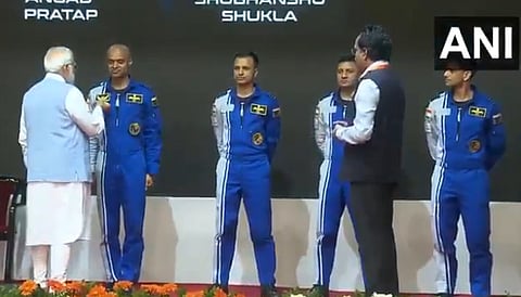 വിക്രം സാരാഭായ് സ്‌പേസ് സെന്ററിലെ വേദിയില്‍ വച്ച് പ്രശാന്ത് നായരെ അഭിനന്ദിക്കുന്ന പ്രധാനമന്ത്രി
