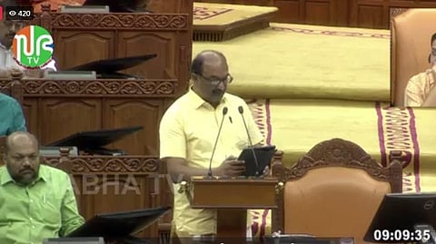 ധനമന്ത്രി ബജറ്റ് അവതരിപ്പിക്കുന്നു