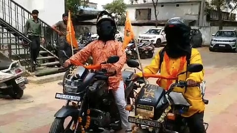 അയോധ്യ രാമക്ഷേത്രത്തിലേക്ക് കണ്ണ് മൂടിക്കെട്ടി ബൈക്ക് യാത്രയുമായി യുവാക്കള്‍ 
