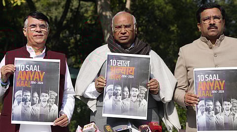 ബ്ലാക്ക് പേപ്പർ പുറത്തിറക്കി ഖാർ​ഗെ