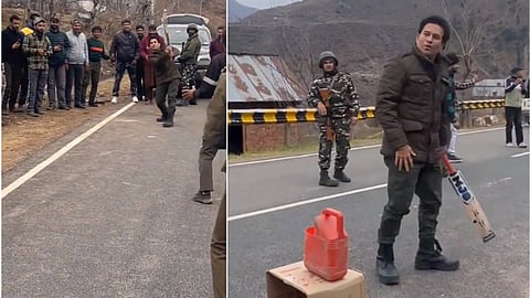 കശ്മീരിലെ നാട്ടുകാരുമായി  ക്രിക്കറ്റ് കളിക്കുന്ന സച്ചിന്‍