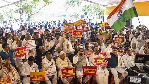 
സിദ്ധരാമയ്യയും ഡികെ ശിവകുമാറും മറ്റ് നേതാക്കളും 