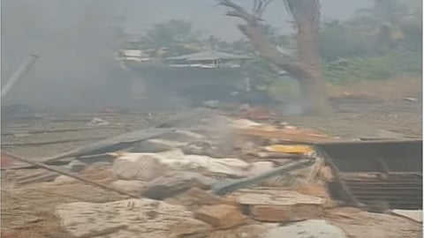 സ്ഫോടനത്തിൽ പടക്കപ്പുര തകർന്നനിലയിൽ