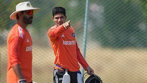 പരിശീലനത്തിനിടെ ബാറ്റിങ് കോച്ച് വിക്രം റാത്തോഡും ശുഭ്മാൻ ​ഗില്ലും  