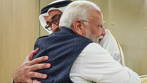 പ്രധാനമന്ത്രി യുഎഇ പ്രസിഡന്റിനെ ആലിംഗനം ചെയ്യുന്നു
