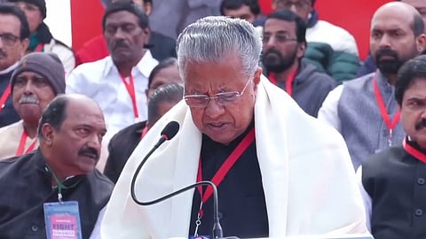 മുഖ്യമന്ത്രി പ്രതിഷേധ സമരത്തിൽ പ്രസം​ഗിക്കുന്നു