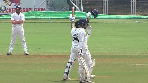 സെഞ്ച്വറി നേടിയ മുംബൈ താരങ്ങളായ തനുഷ് കൊട്യാനും തുഷാര്‍ ദേശ്പാണ്ഡെയും