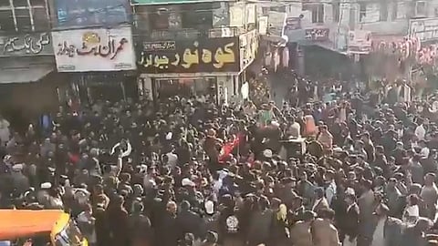 പൊതുതെരഞ്ഞെടുപ്പില്‍ കൃത്രിമം നടന്നെന്ന് ആരോപിച്ച് പിടിഐ പ്രവര്‍ത്തകര്‍ റോഡ് ഉപരോധിക്കുന്നു
