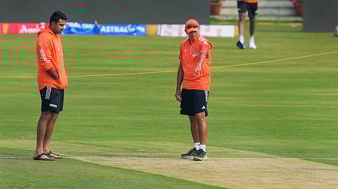 റാഞ്ചിയിലെ പിച്ച് പരിശോധിക്കുന്ന സ്പിന്നര്‍ ആര്‍ അശ്വിന്‍, കോച്ച് രാഹുല്‍ ദ്രാവിഡ്