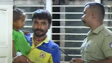 കുട്ടിയെ സ്റ്റേഷനില്‍ എത്തിച്ചപ്പോള്‍

