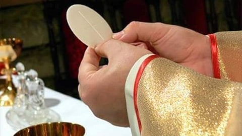 പള്ളികളില്‍ ഞായറാഴ്ചകളില്‍ ഒരു കുര്‍ബാന സിനഡ് നിര്‍ദേശിച്ച രീതിയില്‍ അര്‍പ്പിക്കാനാണ് ഒടുവില്‍ തീരുമാനിച്ചിരിക്കുന്നത്