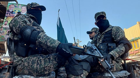 
പാകിസ്ഥാനിലെ മുള്‍ട്ടാനില്‍ അര്‍ധസൈനിക വിഭാഗം പോളിങ് സ്റ്റേഷന് പുറത്ത് കാവല്‍ നില്‍ക്കുന്നു.
