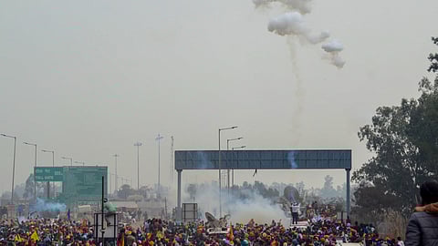 സമരക്കാർക്ക് നേരെ ഡ്രോൺ സ്മോക് ലോഞ്ചറുകൾ പ്രയോ​ഗിച്ചപ്പോൾ