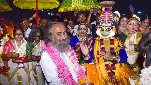 കൊച്ചി നെടുന്പാശ്ശേരിയില്‍ ആര്‍ട് ഒഫ് ലിവിങ് ഫൗണ്ടേഷന്‍ സംഘടിപ്പിച്ച പരിപാടിയില്‍ ശ്രീ ശ്രീ രവിശങ്കര്‍