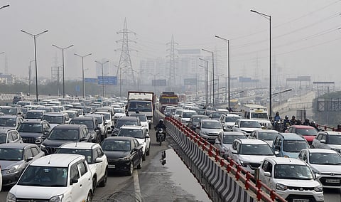 അപ്രതീക്ഷിതമായ എന്തിനേയും സുരക്ഷിതമായി തരണം ചെയ്യുന്ന പ്രവൃത്തിയാണ് ഡിഫന്‍സീവ് ഡ്രൈവിംഗ്