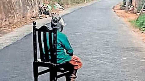 അഞ്ചുമാസമായി പെന്‍ഷനില്ല; റോഡില്‍ കസേരയിട്ടിരുന്ന് വയോധികയുടെ പ്രതിഷേധം 