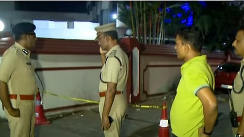 ​ബാറിൽ വെടിവെപ്പുണ്ടായ സ്ഥലത്ത് പൊലീസ് പരിശോധന നടത്തുന്നു 