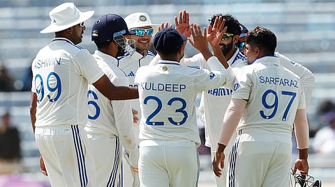 വിക്കറ്റെടുത്ത ജഡേജയെ അഭിനന്ദിക്കുന്ന സഹ താരങ്ങള്‍