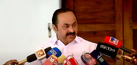 വിഡി സതീശന്‍ മാധ്യമങ്ങളോടു സംസാരിക്കുന്നു