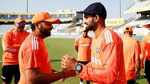 ആകാശ് ദീപിനെ അഭിനന്ദിക്കുന്ന ക്യാപ്റ്റന്‍ രോഹിത് ശര്‍മ