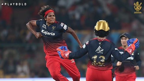 വിക്കറ്റ് നേട്ടമാഘോഷിക്കുന്ന ശോഭന ആശ